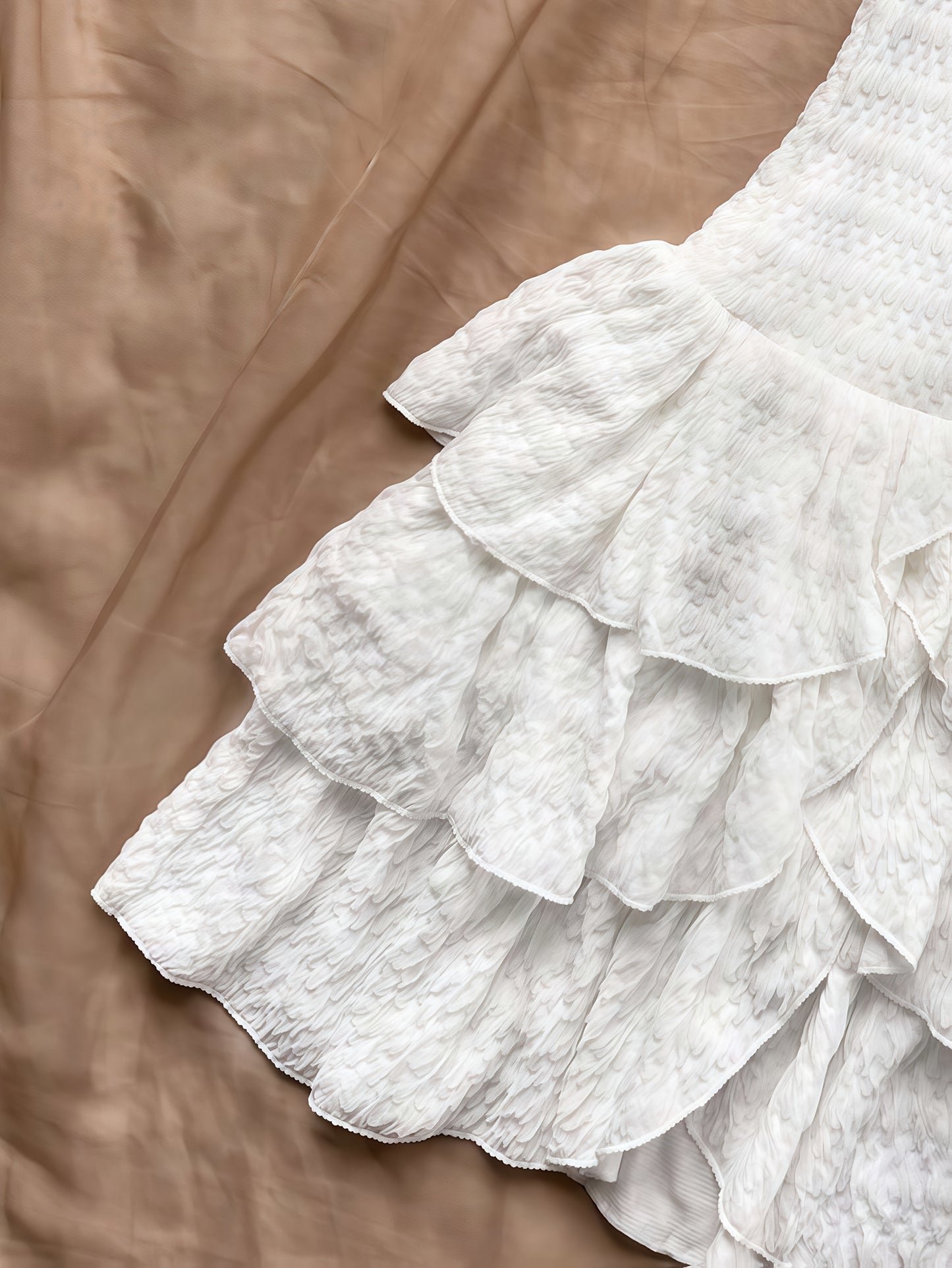 A Stylish And Elegant Summer Dress for Women, Featuring an Off-Shoulder Design with Elastic Ruffled Bodice, Tie Neck, Bow, And Layered Ruffled Skirt. This Mini Dress Can Be Worn for Holidays, Valentine'S Day, Christmas, Parti